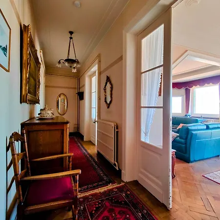 Apartment Douze
